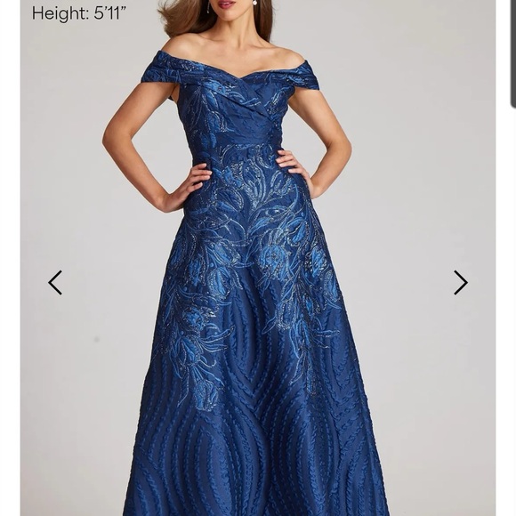 Elegant Navy Blue Evening Gown - Picture 3 of 6